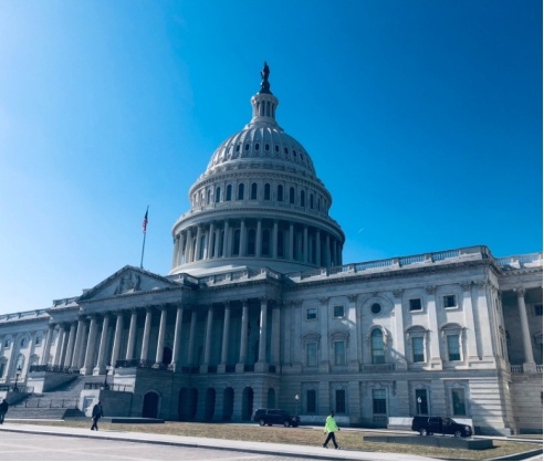 美国丢不下意识形态